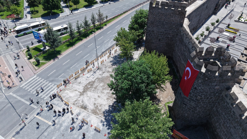 Başkan Büyükkılıç’tan Cumhuriyet Meydanı’nda Tarihi Dokunuş