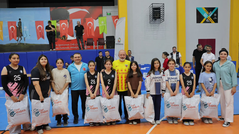Şehir Protokolünün Erva Öğrencileriyle Dostluk Maçı Nefes Kesti