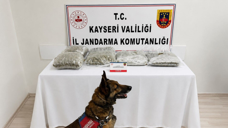 Kayseri'de jandarmadan uyuşturucu operasyonu: 5 kilo kubar esrar ele geçirildi