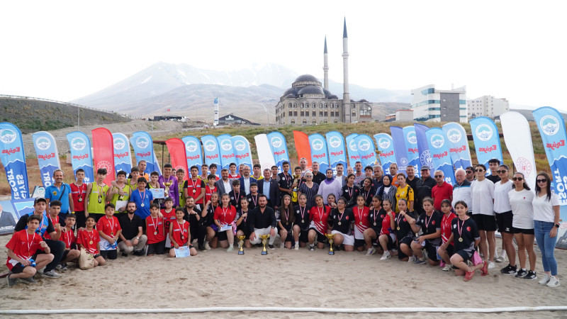 Erciyes’te Sıra Dışı Hentbol: Türkiye’de İlk Kez 2 Bin 200 Metrede Plaj Hentbolu Oynandı