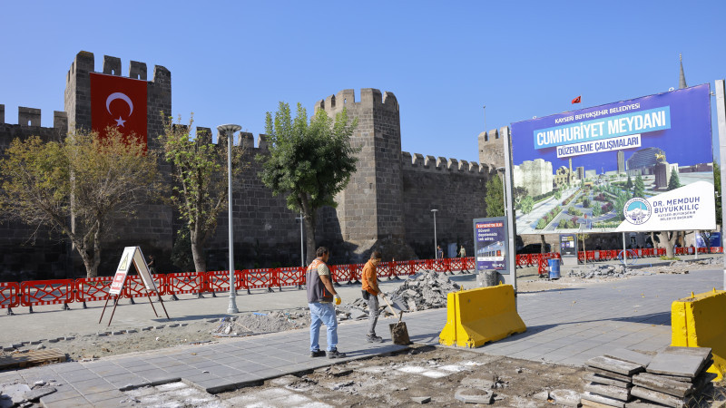 Başkan Büyükkılıç'tan Cumhuriyet Meydanı ve Yeraltı Çarşısı'ndaki Yatırımlara Yakın Takip