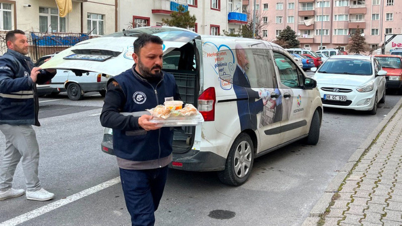 Kocasinan’da Gönüller Kazanılıyor, Evlere Her Gün 4 Çeşit Sıcak Yemek Gidiyor