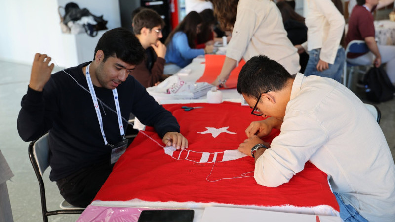 ERÜ Tıp öğrencileri kanaviçe bayrak işlemesi yaptılar