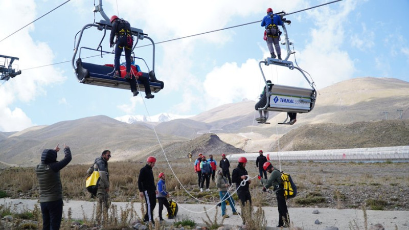 Erciyes’te teleferik sisteminden halatlı kurtarma eğitimi verildi