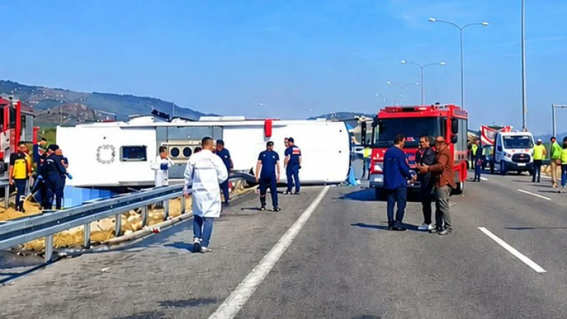 Manisa'da feci kaza; Yolcu otobüsü tıra çarptı, 11 kişi öldü