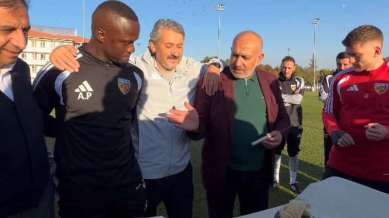 Kayserispor Başkanı Çamlı; Kendisi Gineli olmasına rağmen bizim için yiğit bir Türk’tür