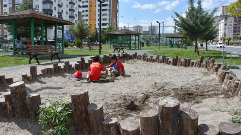 Kocasinanlı çocuklar parklarda toprakla buluşuyor