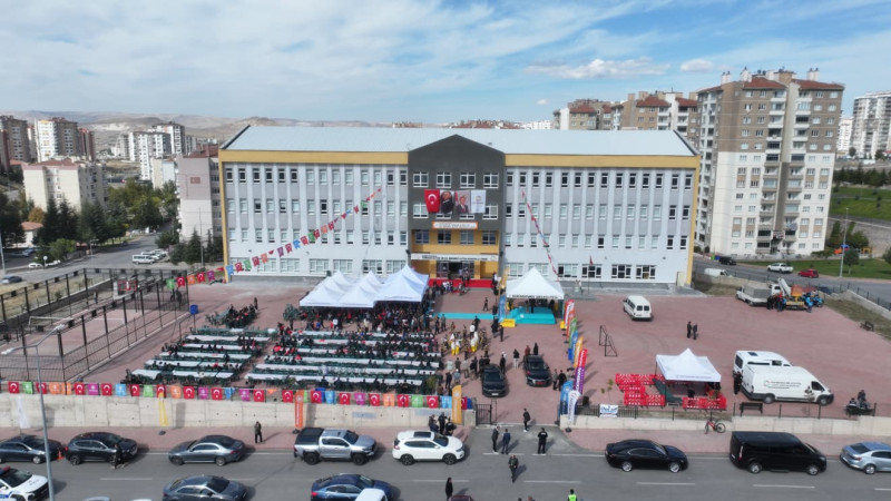 Kayserili hayırsever 31 okul yaptırdı; Kocasinan’da Türkan Altun ve Avukat Mehmet Altun Anadolu Lisesi Açıldı