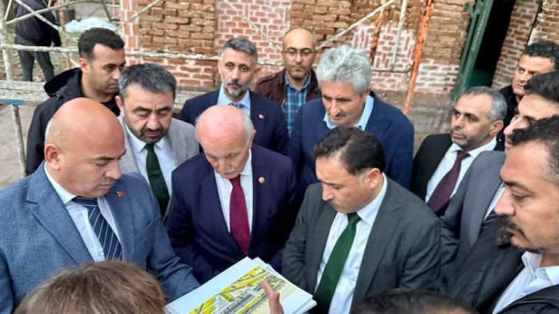 Vali Çiçek restorasyonu süren Melikgazi Türbesini ziyaret etti