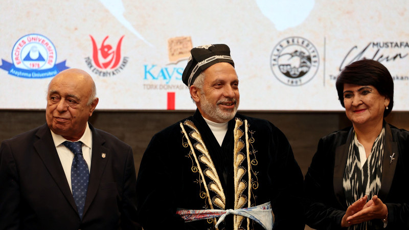 Başkan Yalçın’a Emir Timur’un çapanı giydirildi