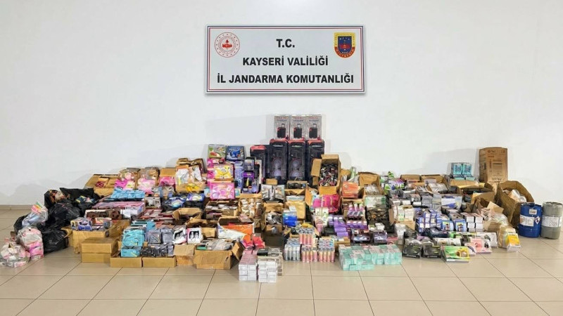 Jandarmadan depoya baskın; 10 milyon lira değerinde kaçak eşya ele geçirildi