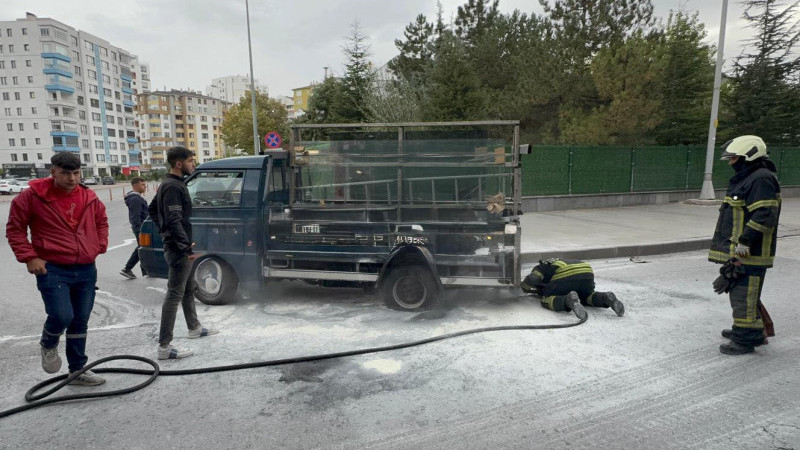 Kayseri’de seyir halindeki kamyonetin tekerleği yandı